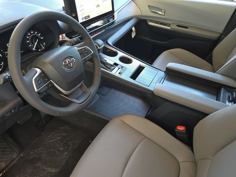 New 2026 Toyota Sienna XLE AWD/4WD image 8