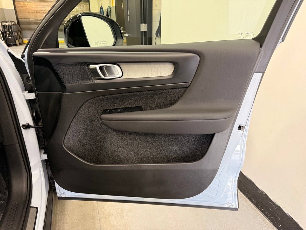 Used 2026 Volvo XC40 B5 Plus AWD/4WD image 27