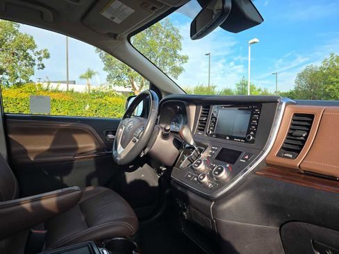 Used 2019 Toyota Sienna Limited image 10