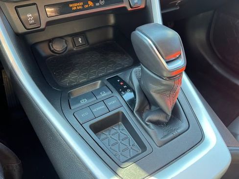 Used 2022 Toyota RAV4 XLE Premium image 22