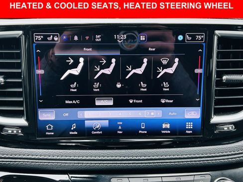 Used 2023 Chrysler Pacifica Limited image 7