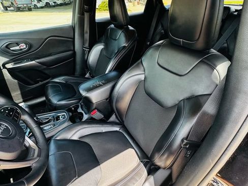Used 2019 Jeep Cherokee Latitude Plus FWD image 16