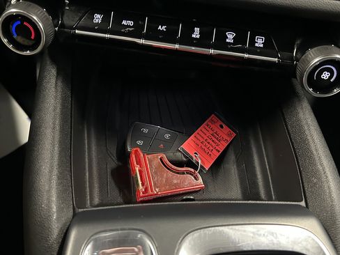 Used 2025 Chevrolet Equinox EV LT w/ Comfort Package image 32