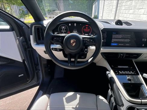 Certified 2025 Porsche Cayenne E-Hybrid Coupe AWD/4WD image 11