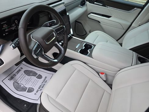 Used 2024 GMC Acadia Denali image 16