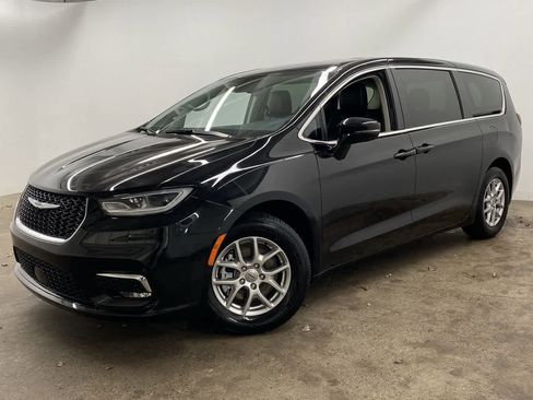 Used 2024 Chrysler Pacifica Touring-L FWD image 1