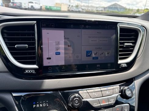 Used 2025 Chrysler Pacifica Select FWD image 32