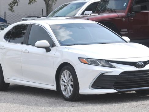 Used 2021 Toyota Camry LE FWD image 5
