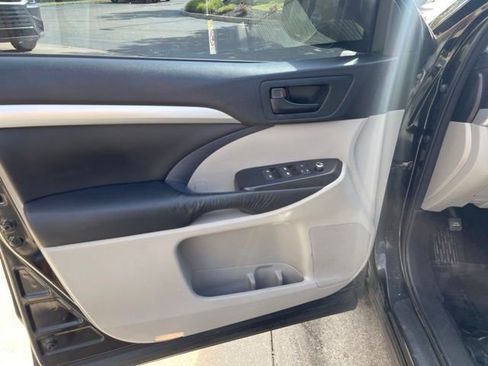 Used 2015 Toyota Highlander Plus FWD image 10