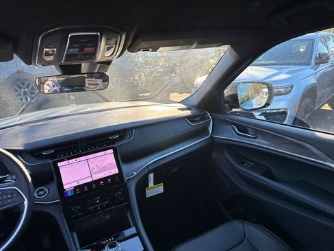New 2025 Jeep Grand Cherokee Limited w/ Black Appearance Package AWD/4WD image 35