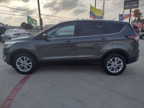 Used 2017 Ford Escape SE image 3