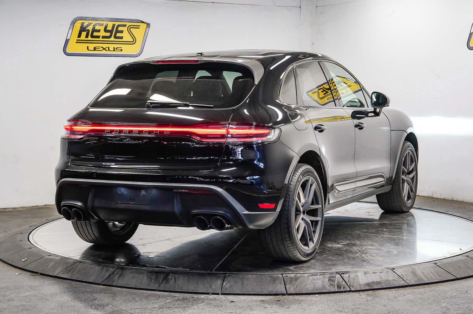 Used 2025 Porsche Macan Turbo AWD/4WD image 4