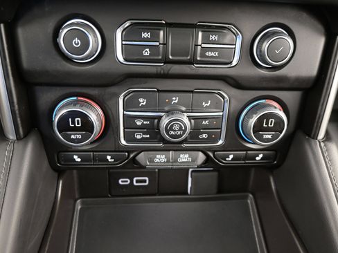 Used 2024 Chevrolet Tahoe Z71 w/ Luxury Package AWD/4WD image 25