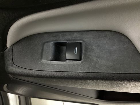 Used 2021 Chevrolet Equinox LS image 38