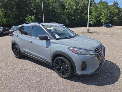 Used 2023 Nissan Kicks SR FWD image 1