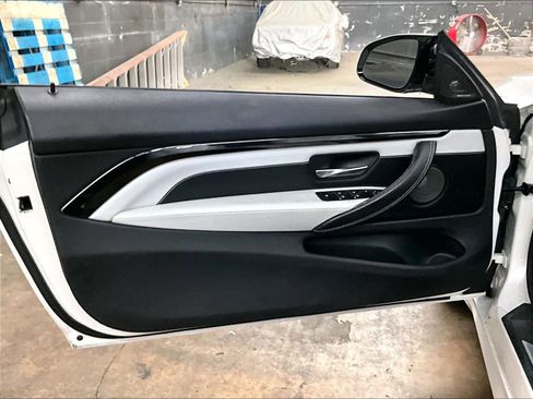 Used 2018 BMW M4 Convertible RWD image 23