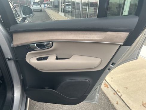 Used 2025 Volvo XC90 B5 Plus image 12