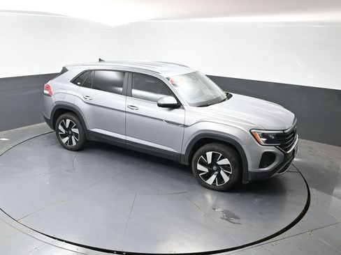 Used 2025 Volkswagen Atlas Cross Sport SE FWD image 43