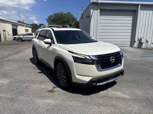 Used 2024 Nissan Pathfinder SL w/ SL Premium Package FWD image 3