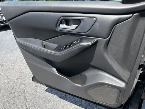 Used 2025 Nissan Rogue SV FWD image 25