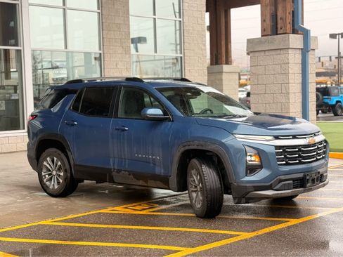 Used 2025 Chevrolet Equinox LT w/ Convenience Package II image 2