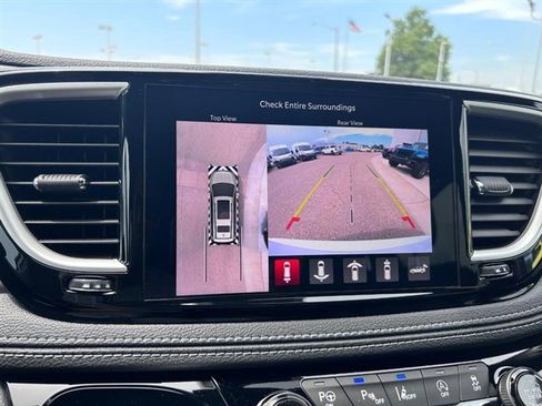 Used 2025 Chrysler Pacifica Select w/ Fav Edition Package image 21