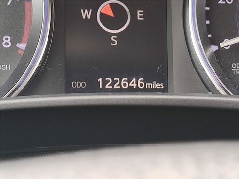 Used 2017 Toyota Highlander SE image 32