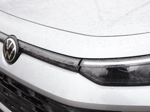 Used 2025 Volkswagen Tiguan SE w/ Panoramic Sunroof Package AWD/4WD image 13