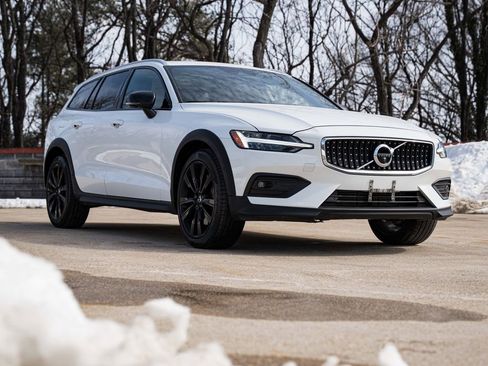 Used 2021 Volvo V60 T5 Cross Country image 7