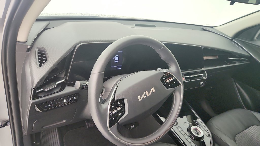 Used 2024 Kia Niro EX w/ EX Cold Weather Package FWD image 13