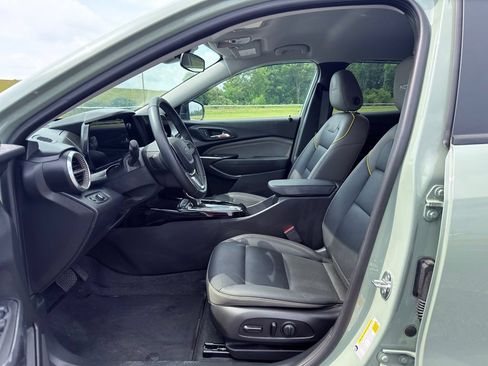 Used 2025 Chevrolet Trax ACTIV FWD image 2
