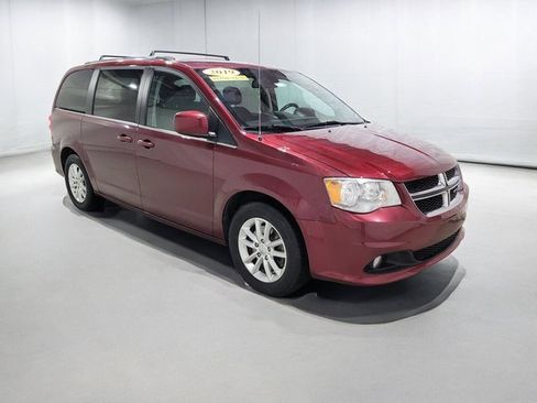 Used 2019 Dodge Grand Caravan SXT image 2