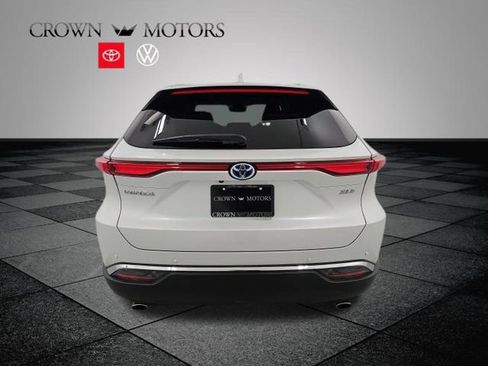 Used 2024 Toyota Venza XLE image 5