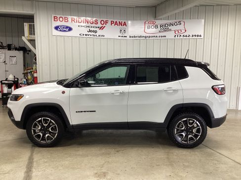 Used 2024 Jeep Compass Trailhawk w/ Trailhawk Convenience Group AWD/4WD image 2
