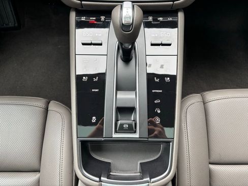 Certified 2026 Porsche Macan image 33