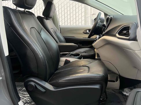 Used 2022 Chrysler Pacifica Touring-L image 32