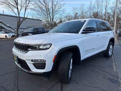 Used 2022 Jeep Grand Cherokee Limited image 3