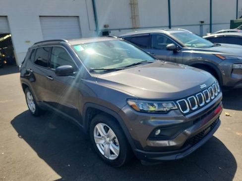 Used 2022 Jeep Compass Latitude image 1