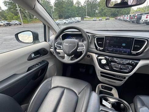 Used 2023 Chrysler Pacifica Touring-L FWD image 22
