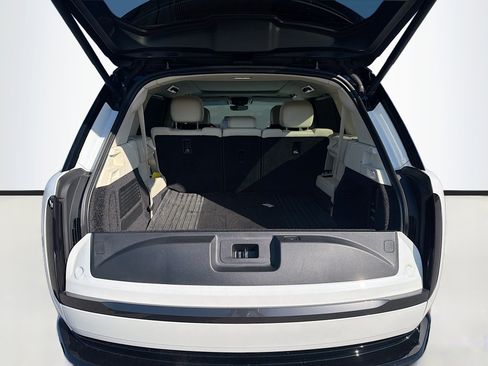 Used 2024 Land Rover Range Rover Long Wheelbase SE image 12