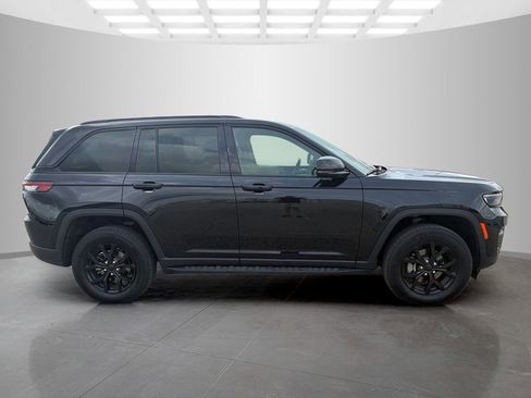 Used 2024 Jeep Grand Cherokee Altitude AWD/4WD image 2