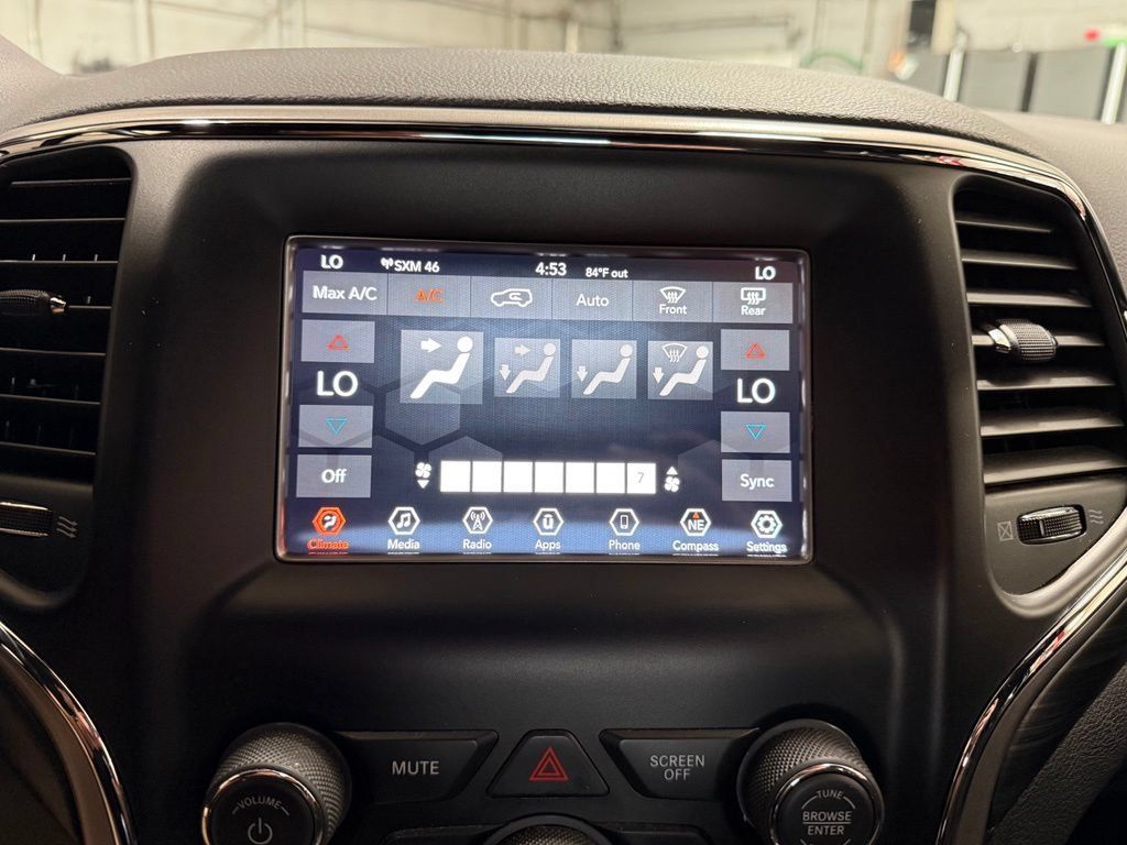 Certified 2020 Jeep Grand Cherokee Laredo AWD/4WD image 11