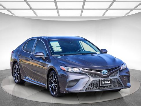 Used 2020 Toyota Camry SE w/ Sunroof Package image 5