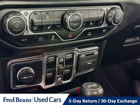 Used 2022 Jeep Wrangler Unlimited Sahara w/ Cold Weather Group AWD/4WD image 18