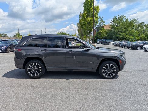 Used 2022 Jeep Grand Cherokee Overland w/ Luxury Tech Group IV AWD/4WD image 2