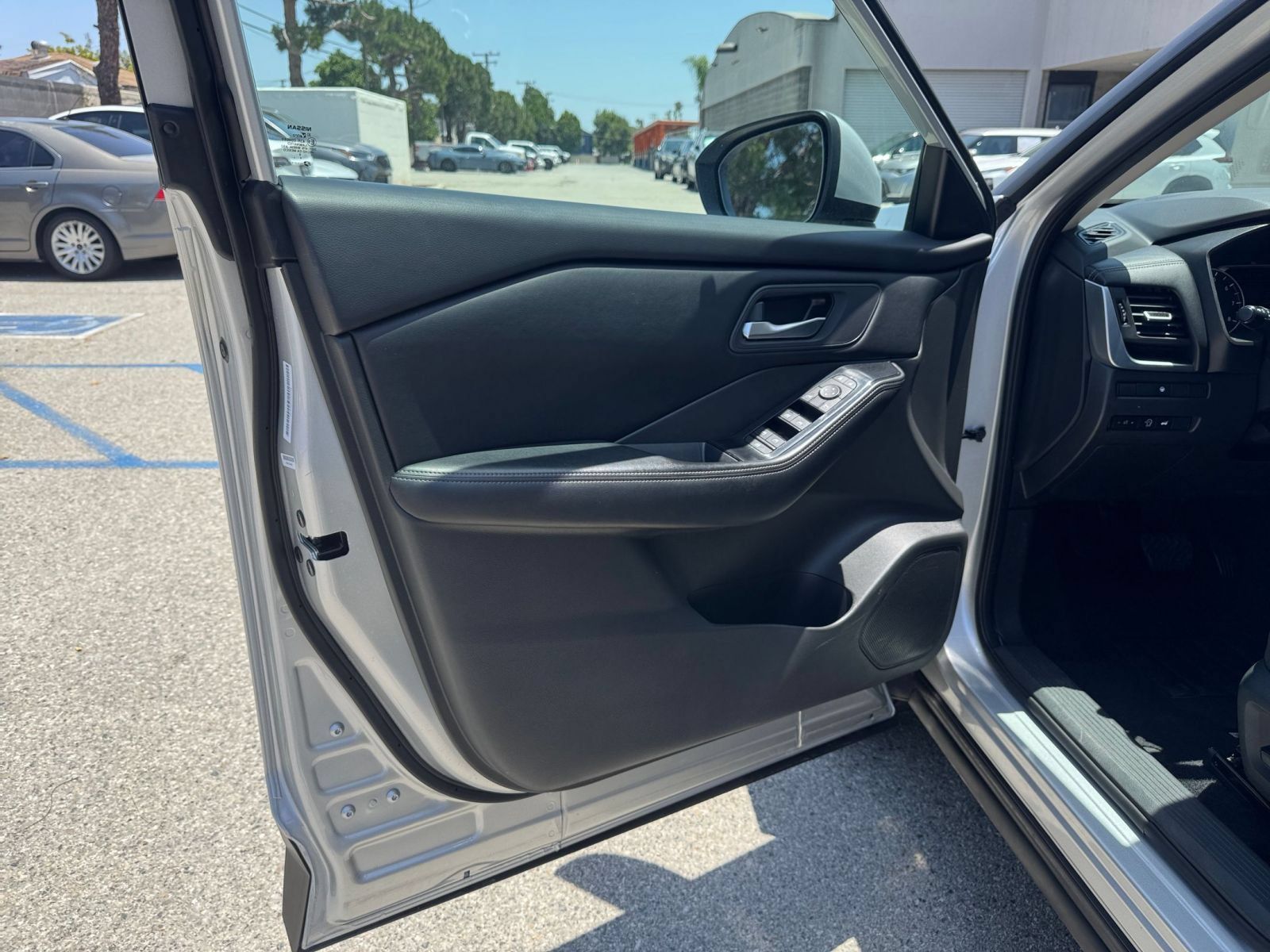 Used 2025 Nissan Rogue SV FWD image 18