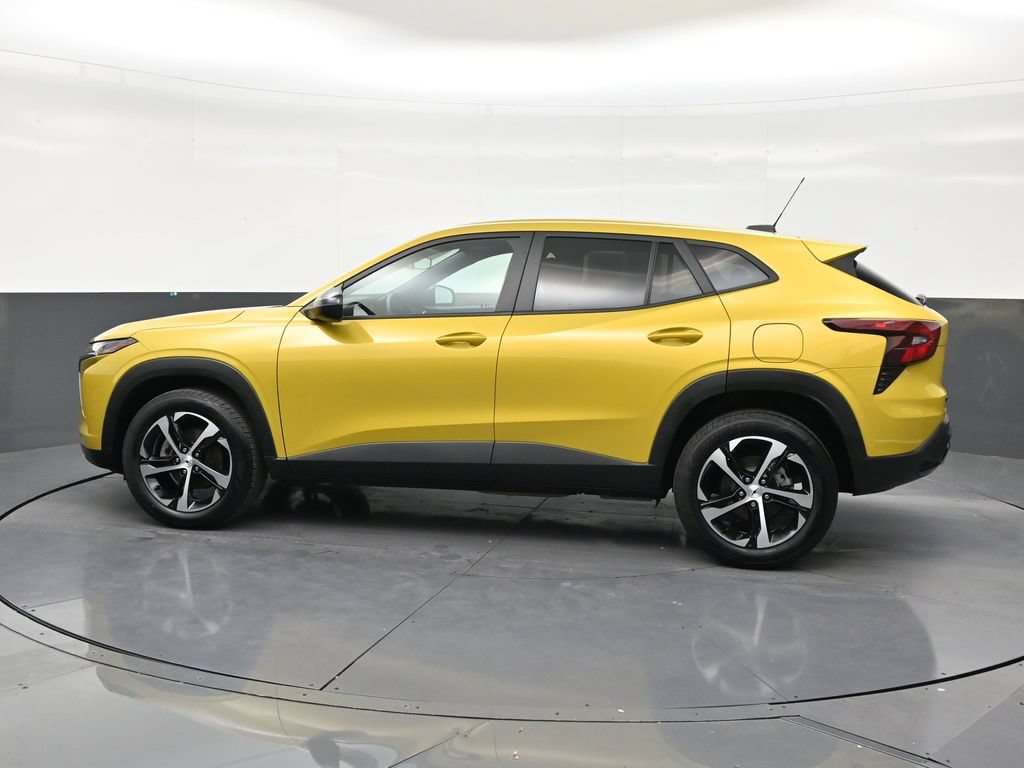 Used 2025 Chevrolet Trax RS FWD image 2
