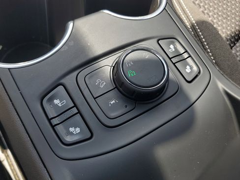 Used 2024 GMC Terrain SLE w/ Driver Convenience Package image 8