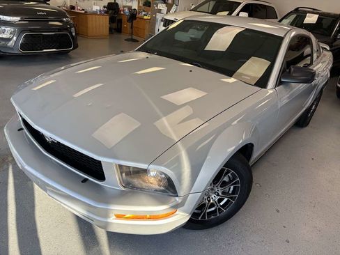 Used 2005 Ford Mustang Deluxe image 9