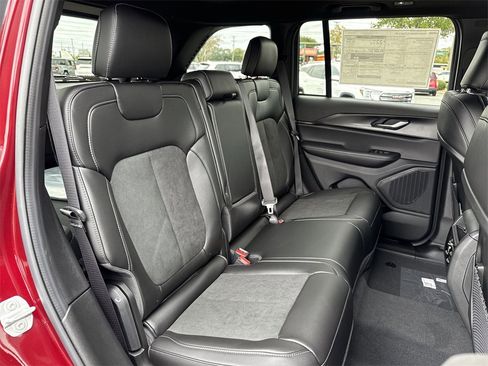 New 2025 Jeep Grand Cherokee Altitude image 25